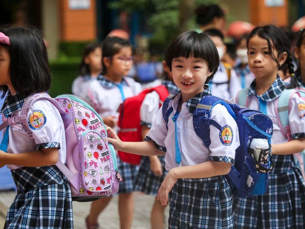 Đồng phục học sinh tiểu học đẹp bao gồm màu sắc và thiết kế phù hợp