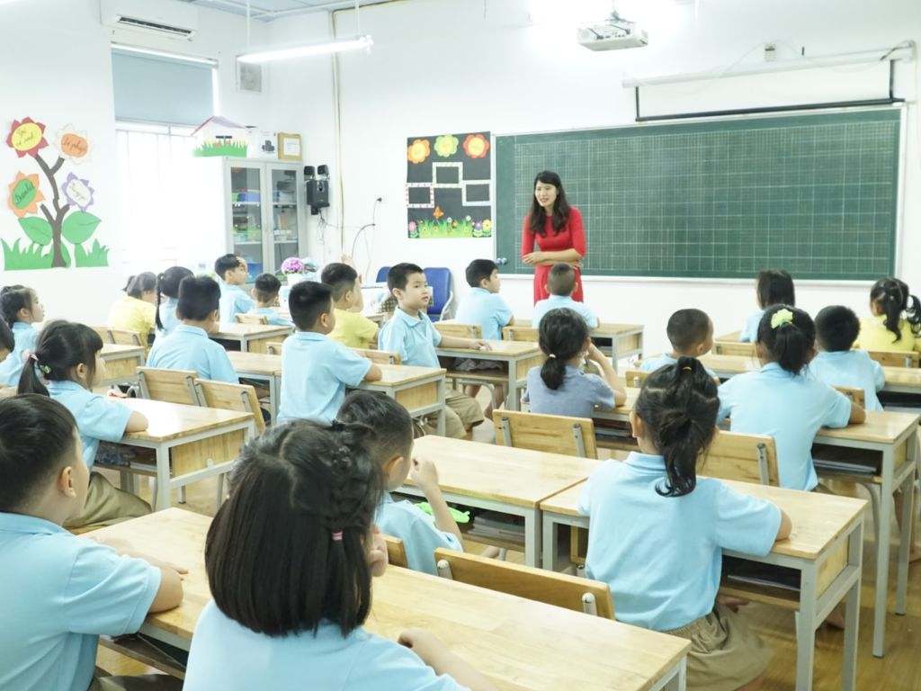 Thiết kế đơn giản đi kèm màu sắc hài hòa tạo nên bộ đồng phục học sinh tiểu học đẹp
