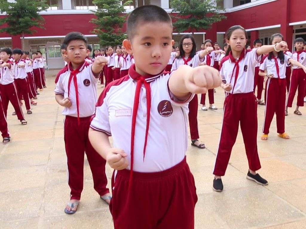 Đường may chắc chắn giúp đồng phục thể thao chịu được hoạt động mạnh