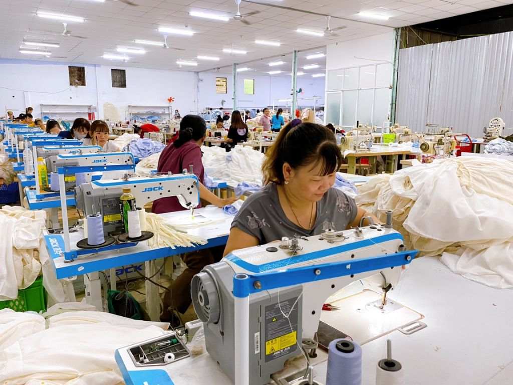 Đặt may đồng phục học sinh trực tiếp tại xưởng để có mức giá tốt
