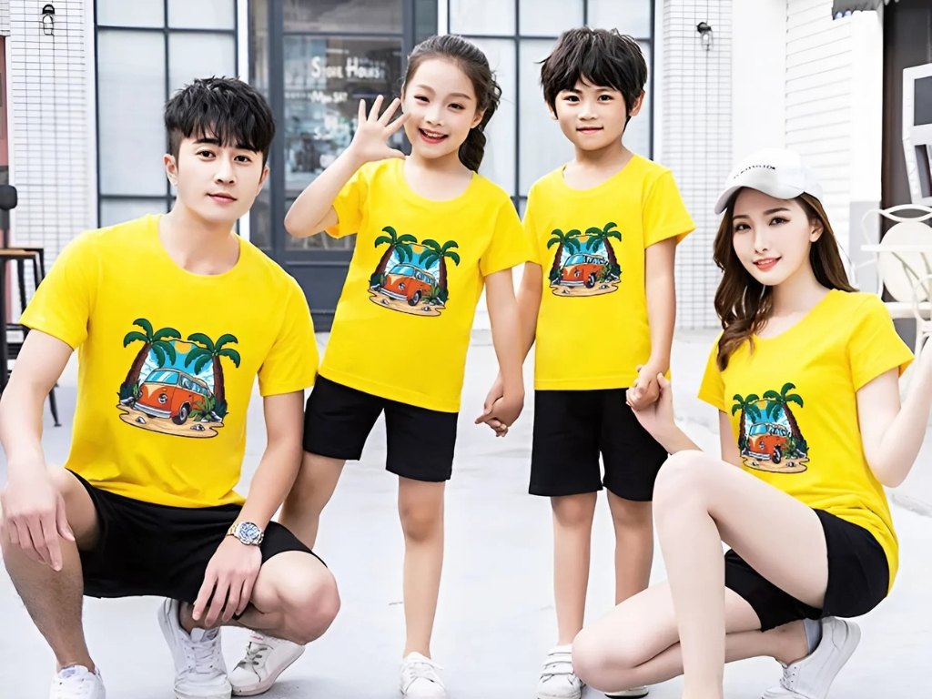 Áo nhóm gia đình cổ tròn là lựa chọn dễ mặc nhất cho cả nhà