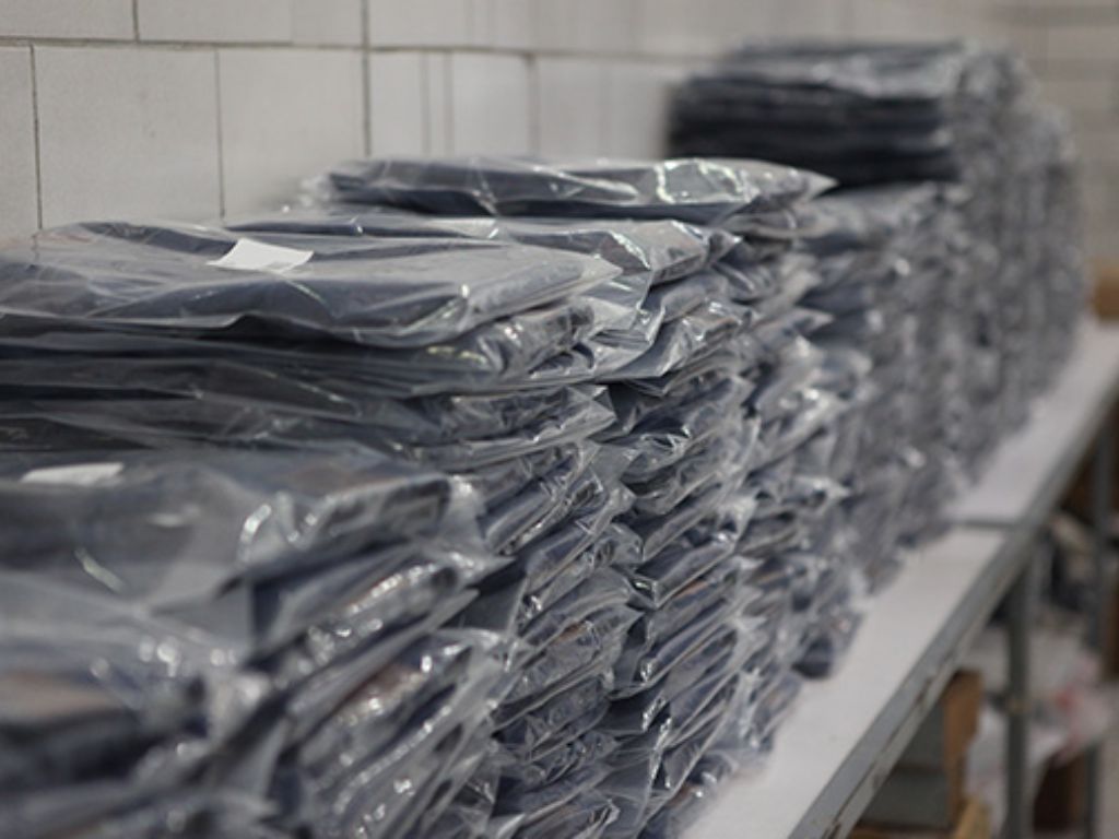 Đóng gói sản phẩm sau khi hoàn thành hết công đoạn may đồng phục học sinh tiểu học