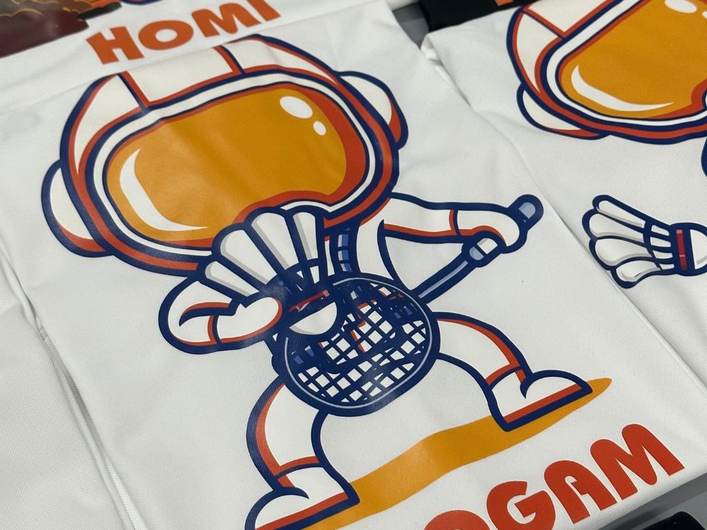 Vải may đồng phục áo nhóm phù hợp giúp hình in sắc nét và bền màu