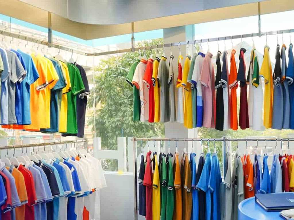 Các cửa hàng bán lẻ chuyên về trang phục học đường cũng là một địa chỉ đáng mua