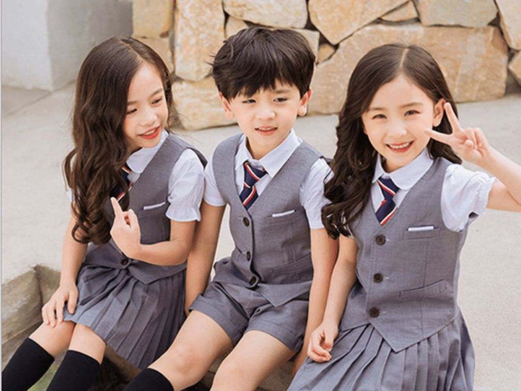 Váy xếp ly là mẫu váy đồng phục học sinh tiểu học tạo điểm nhấn bằng những đường gấp