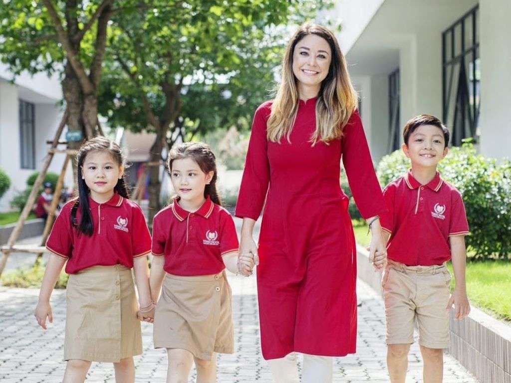 Áo polo kết hợp chân váy cho nữ rất phù hợp với học sinh tiểu học