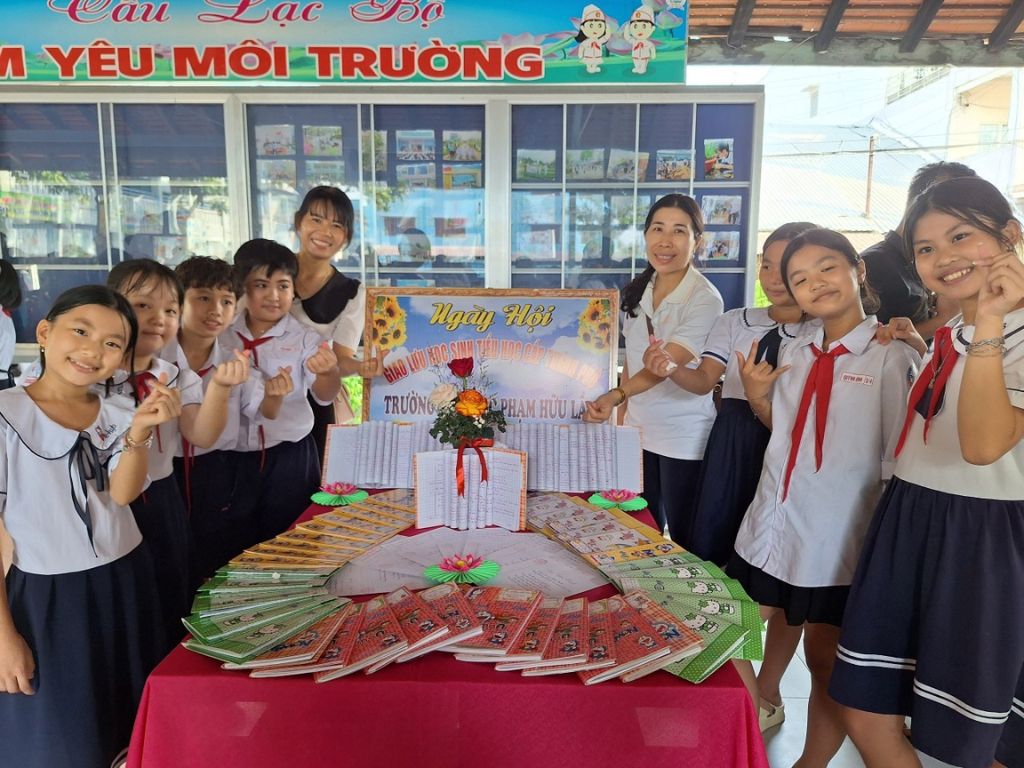 Mẫu váy đồng phục học sinh tiểu học phổ biến là mẫu váy xuông