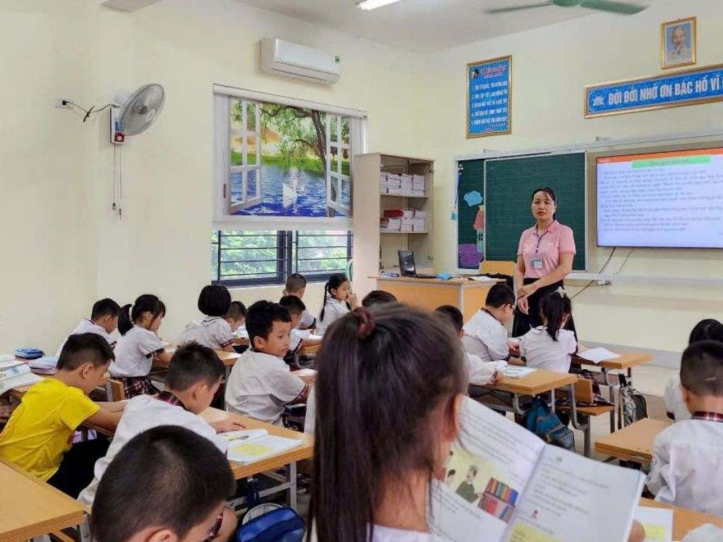 Bộ quần áo đồng phục học sinh tiểu học phù hợp sẽ giúp trẻ thoải mái khi học