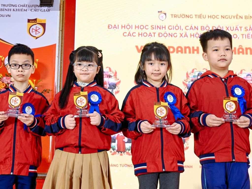 Bạn cần lựa chọn đúng kích thước của đồng phục để trẻ thoải mái khi mặc