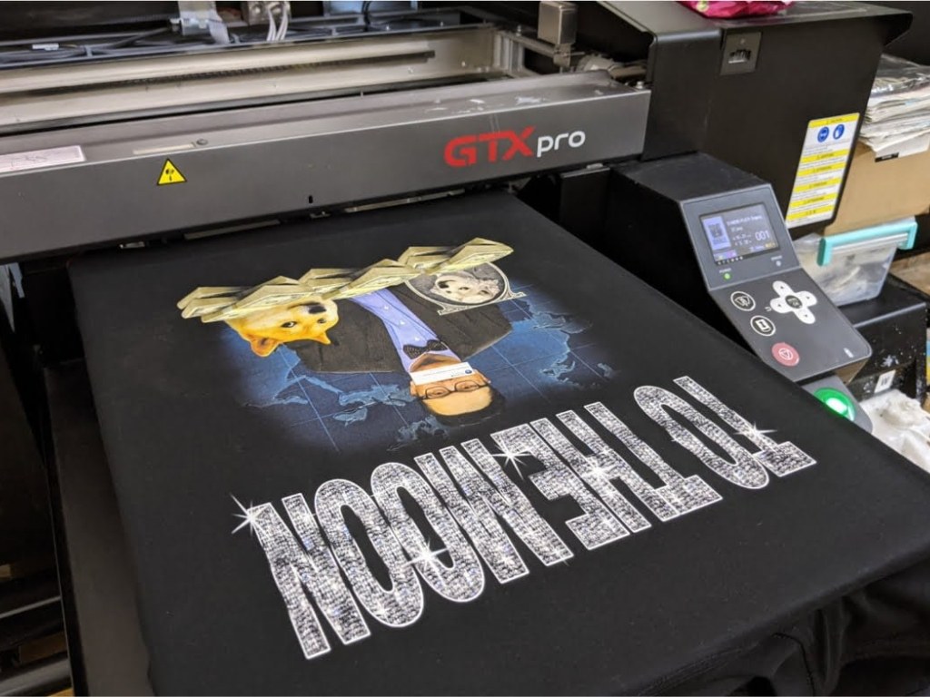 Bạn nên chọn in kỹ thuật số nếu thiết kế áo nhóm có hình nhiều màu phức tạp