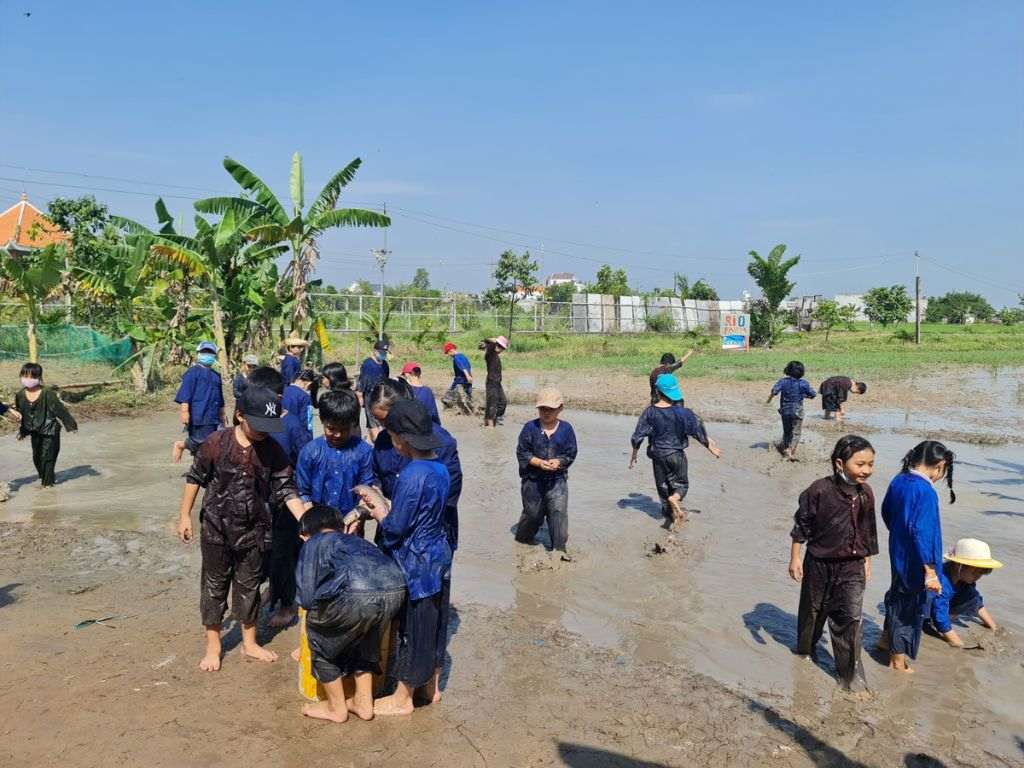 Quần đồng phục học sinh tiểu học phù hợp sẽ giúp trẻ dễ dàng hoạt động