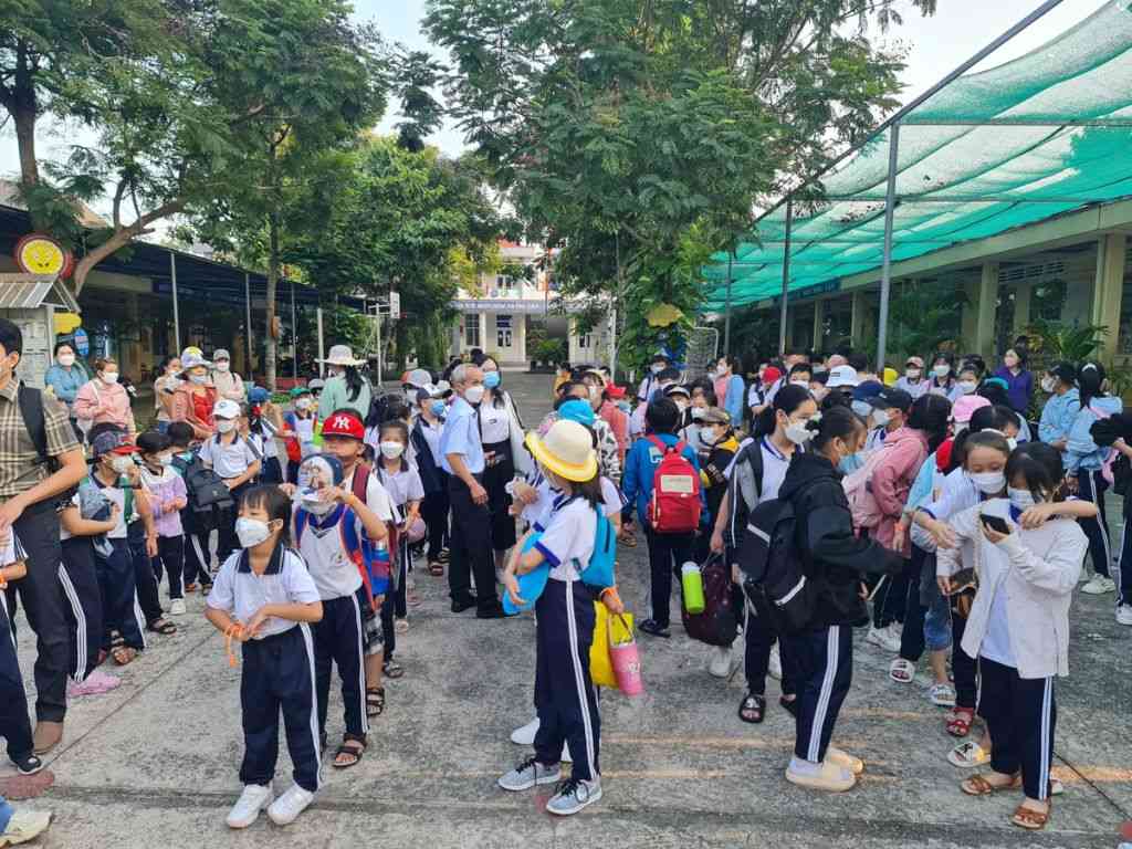 Quần đồng phục học sinh tiểu học cần may chắc chắn đối với những môn học như thể dục