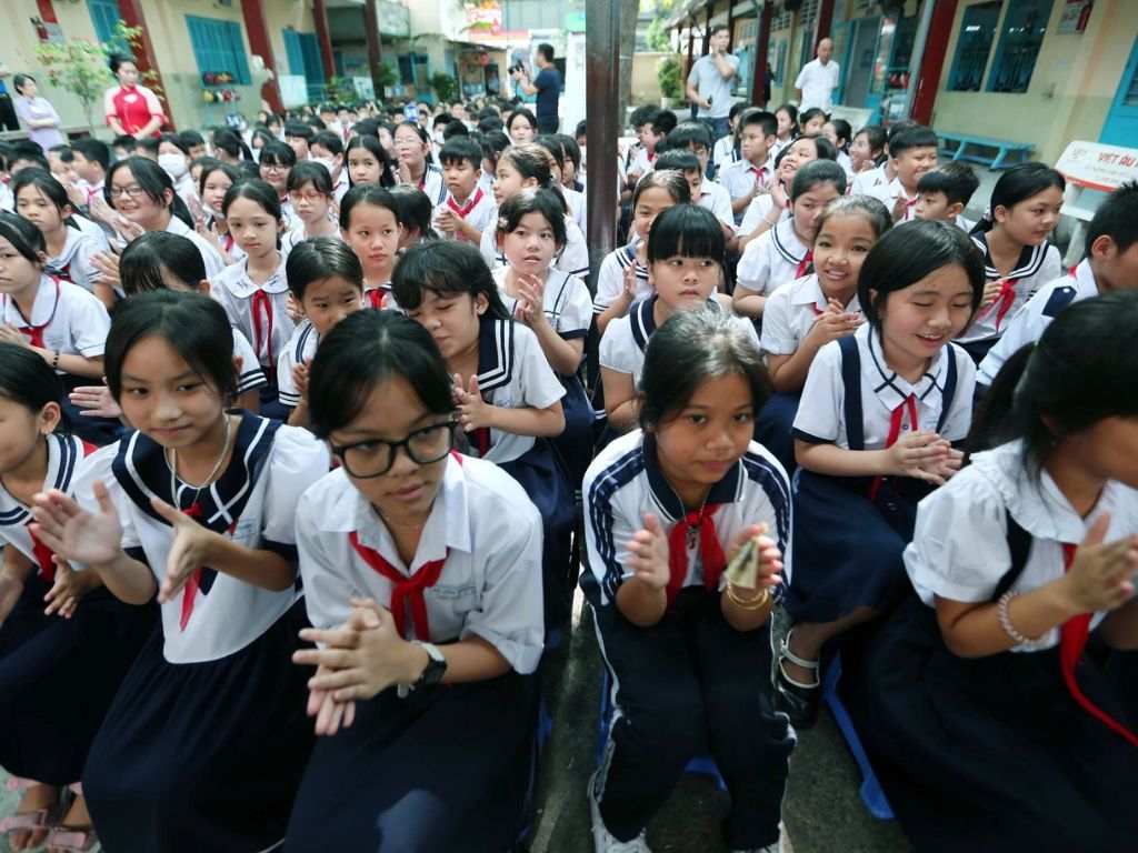 Chiều dài váy cần tuân thủ đúng quy định của nhà trường, thông thường là ngang gối