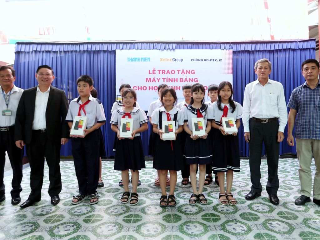 Váy đồng phục học sinh tiểu học thường đi kèm với khăn quàng đỏ