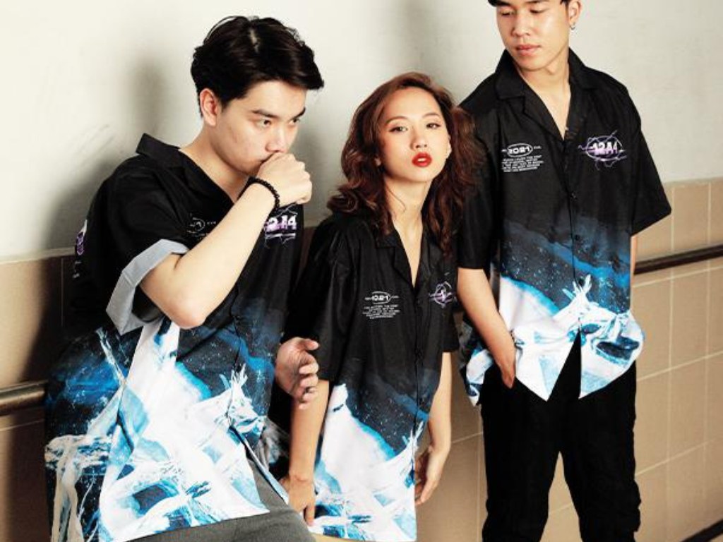 Hình in vắt ngang qua đường may sườn áo tạo nên chiếc áo nhóm siêu "chất lừ"