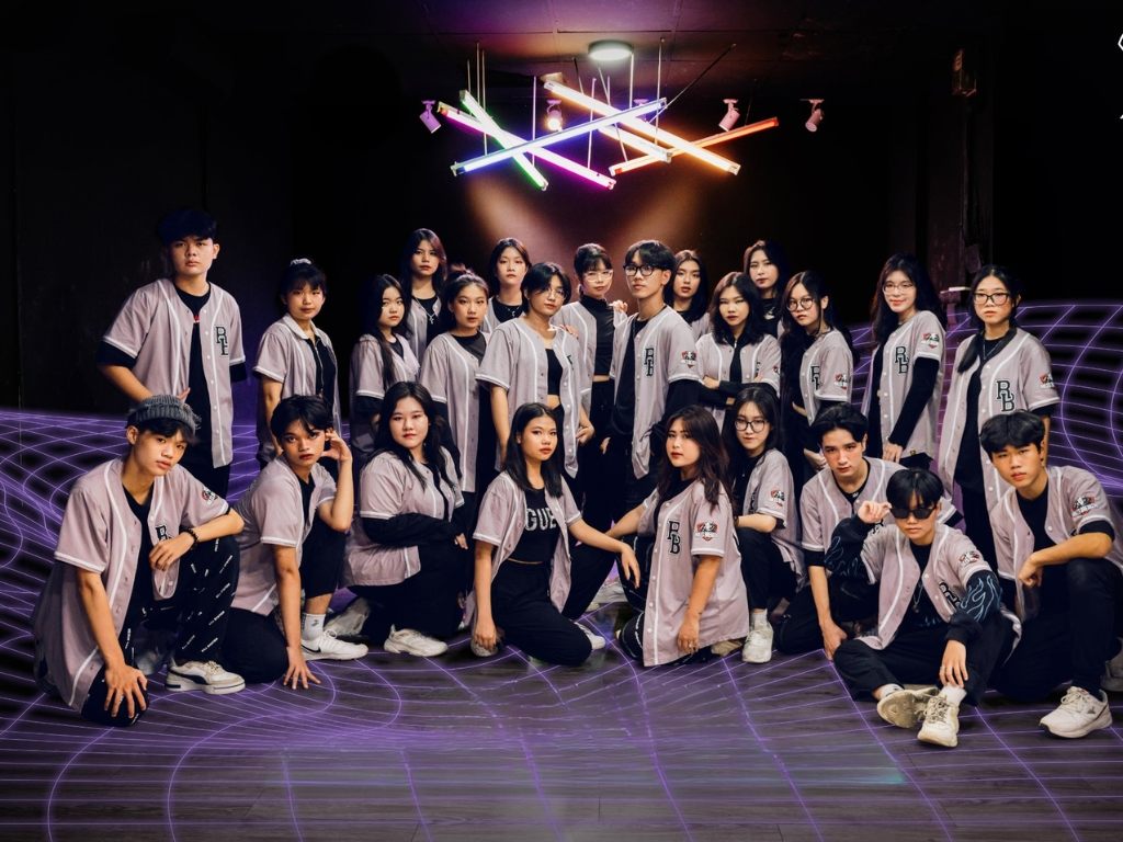 Áo nhóm form oversize mang lại cảm giác đường phố, phóng khoáng