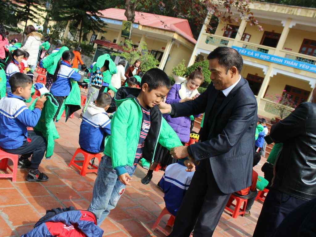 Áo khoác đồng phục học sinh tiểu học giúp giữ ấm cơ thể của trẻ