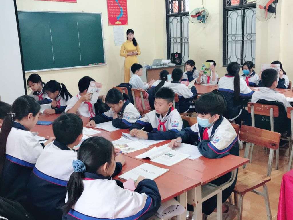 Sử dụng vải thoán mát để may áo khoác để trẻ học tập thoải mái nhất