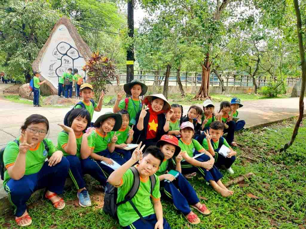 Áo phông đồng phục học sinh tiểu học thường có cổ tròn