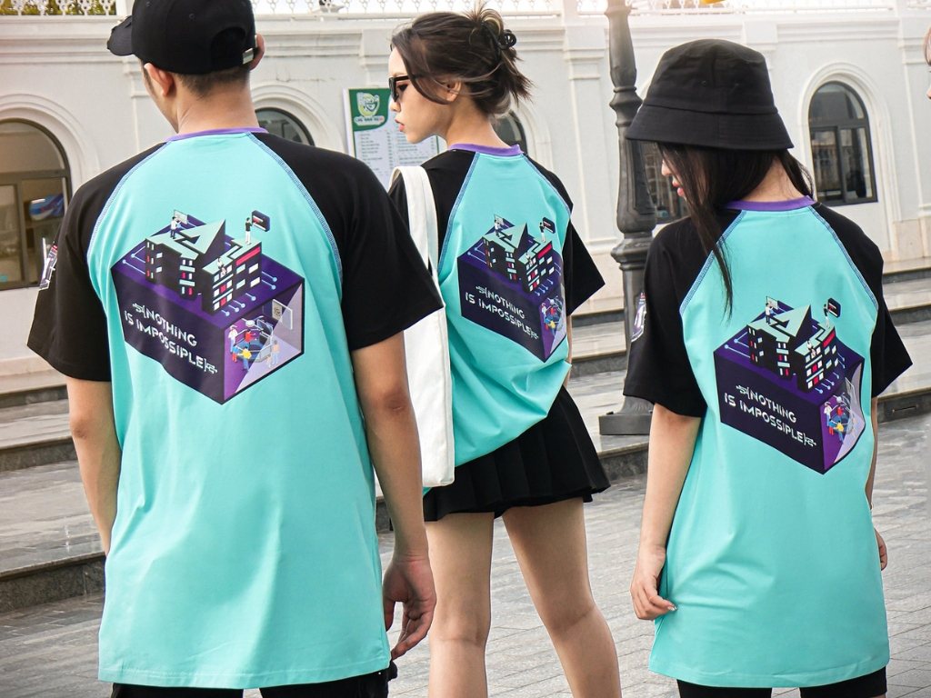 Nếu thiết kế in ấn độc đáo thì bạn nên chọn form áo đơn giản như áo thun cổ tròn