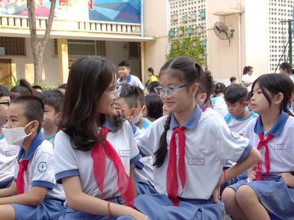 Khi chọn mua đồng phục tại các cửa hàng, bạn cần đảm bảo sự thoải mái cho trẻ khi hoạt động