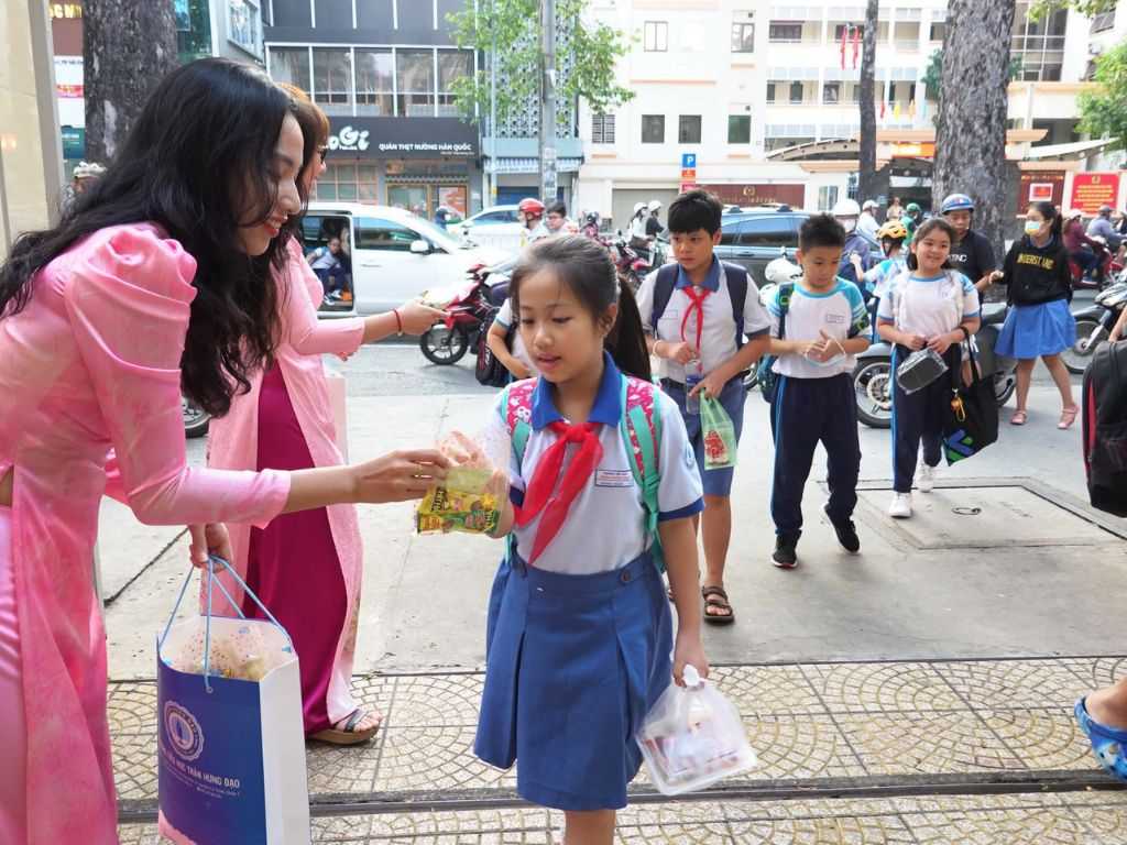 khi bạn đặt may đồng phục cần phù hợp với kích thước của học sinh