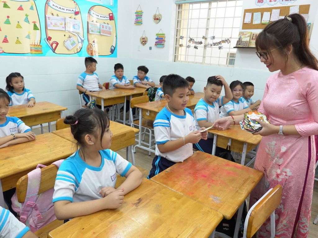 Đồng phục học sinh tiểu học TPHCM phải đảm bảo màu sắc phù hợp với yêu cầu của trường