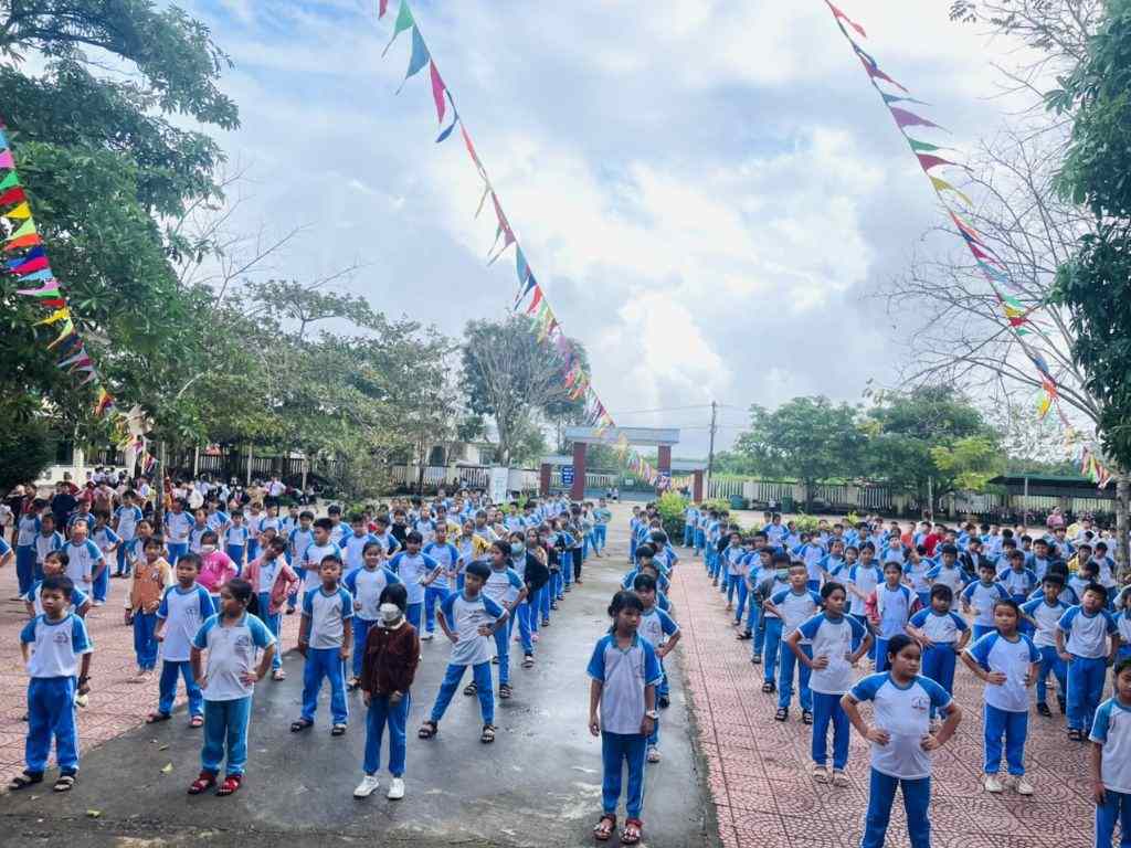 Thiết kế của đồng phục thể dục học sinh tiểu học cần phối hợp màu sắc hài hòa