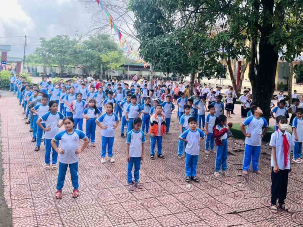 Ưu tiên sử dụng màu xanh và trắng khi mua đồng phục thể dục theo quy định của trường