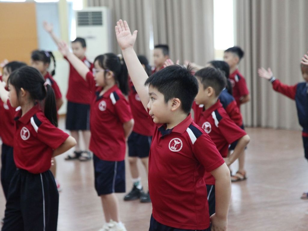 Chất liệu vải để may đồng phục học sinh tiểu học cần co dãn tốt và thấm mồ hôi