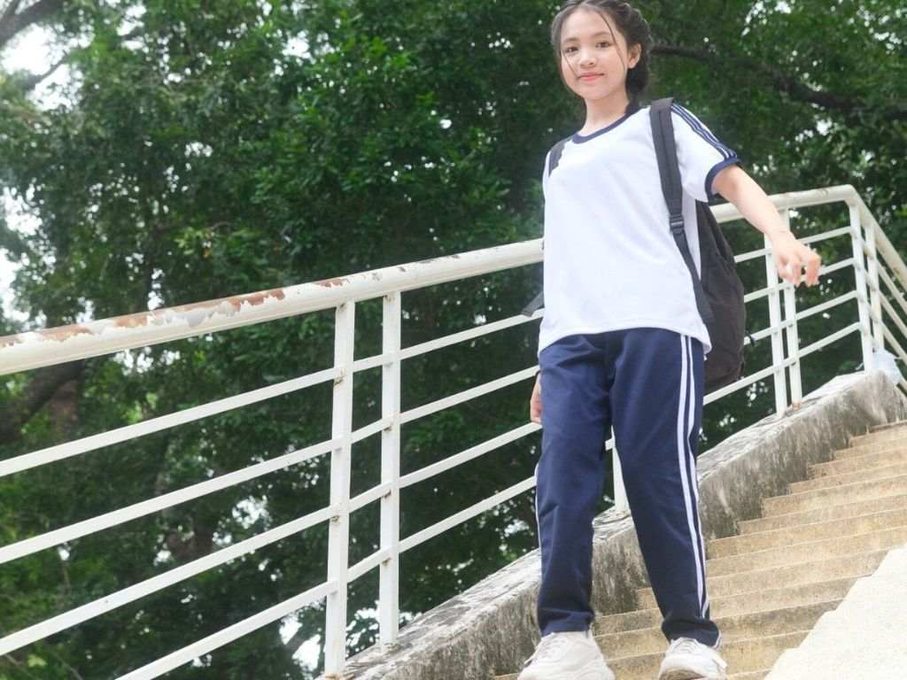 Thiết kế đồng phục đơn giản giúp trẻ thoải mái khi mặc