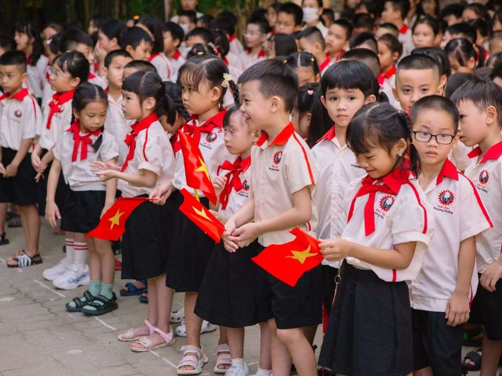 Váy đồng phục học sinh cấp 1 thường sử dụng màu xanh đem