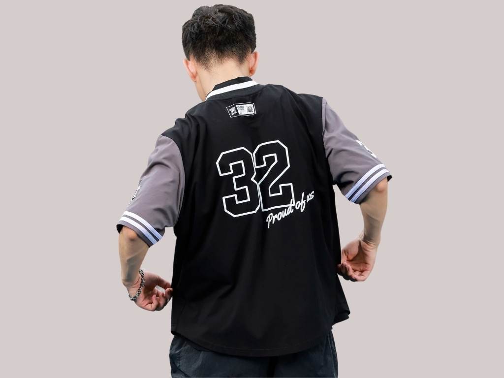 Bạn có thể thêm số áo ở sau lưng để tăng thêm vẻ năng động