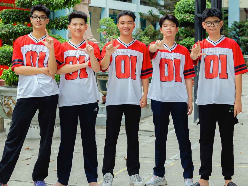 Màu sắc hay hình in trên áo nhóm nam nên thể hiện được sự mạnh mẽ, cá tính