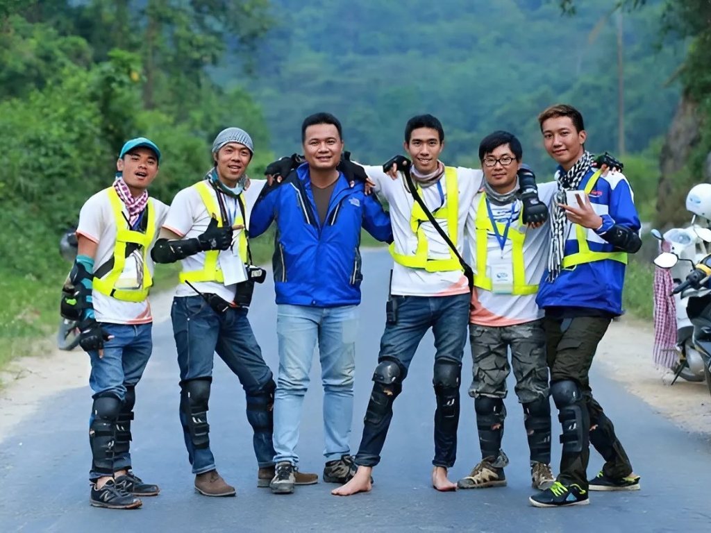 Bạn nên chọn áo nhóm phượt có tích hợp thêm chi tiết phản quang