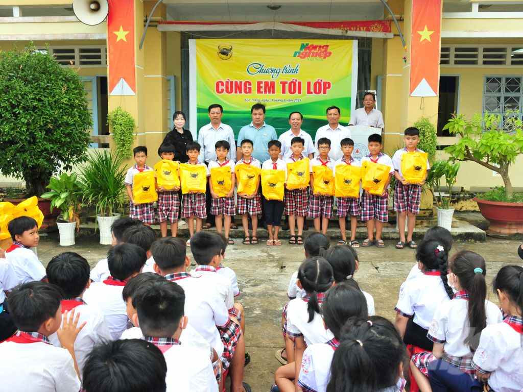 Bạn phải thống nhất vải đồng phục màu trắng khi đặt xưởng may số lượng lớn