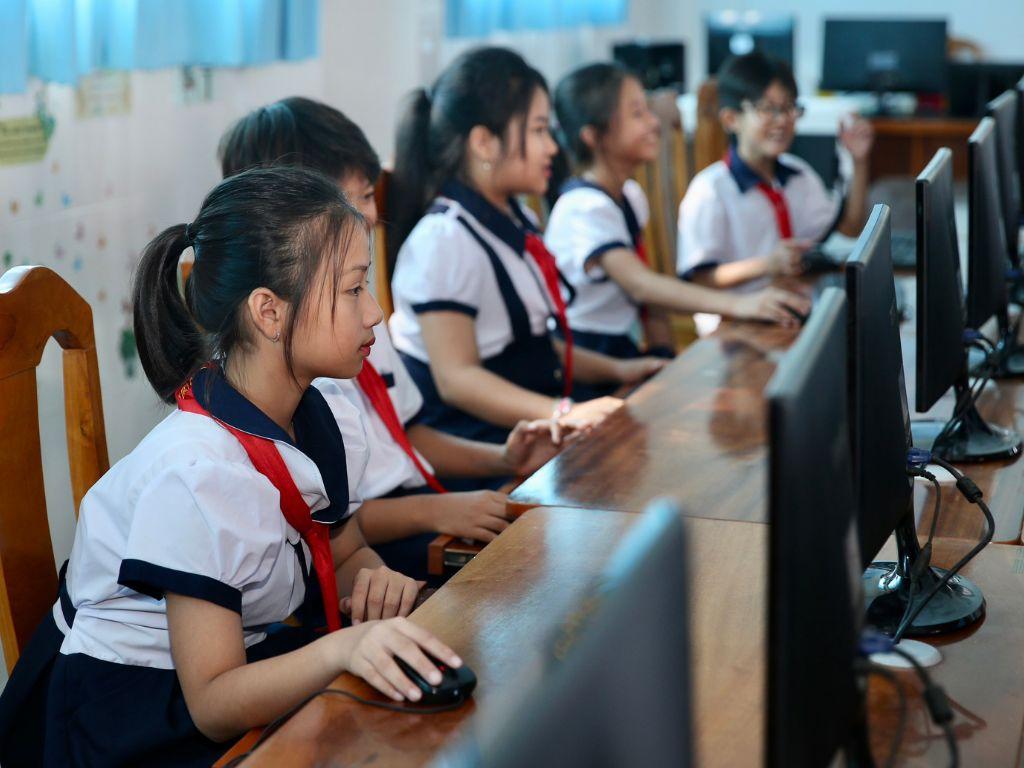 Một bộ đồng phục học sinh cấp 1 làm từ vải tốt sẽ đảm bảo sự thoải mái cho trẻ