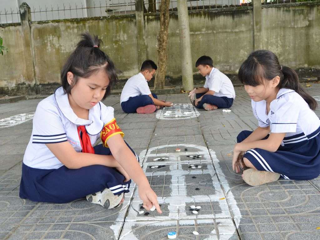 Mua đồng phục học sinh cấp 1 cần đảm bảo chất liệu vải tốt sẽ giúp trẻ thoải mái