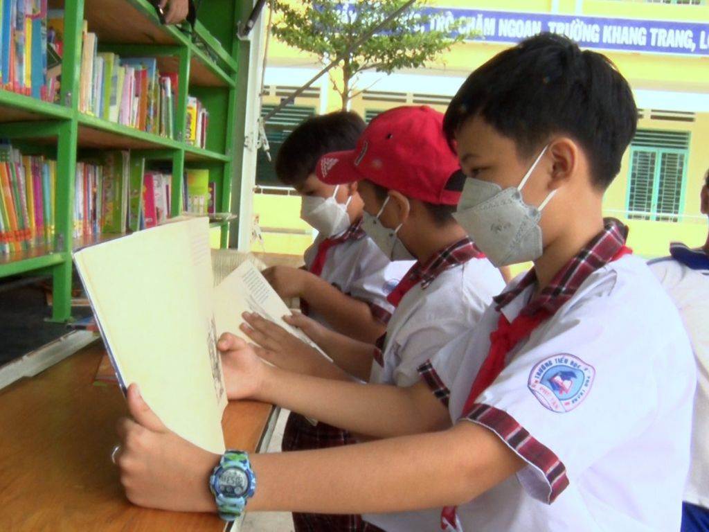 Mùa đồng phục học sinh cấp 1 là yếu tốt quyết định đến việc chọn áo ngắn hay dài