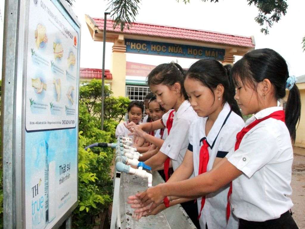 Màu trắng được sử dụng phổ biến khi may đồng phục học sinh cấp 1