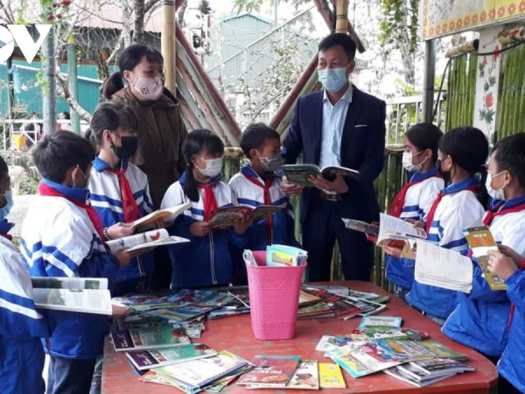 Trẻ thường mặc thêm áo khoác đồng phục khi mùa đông đến để giữ ấm