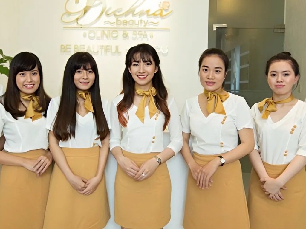 Một chiếc nơ nhỏ xinh ở cổ áo là điểm nhấn thú vị cho áo đồng phục nữ