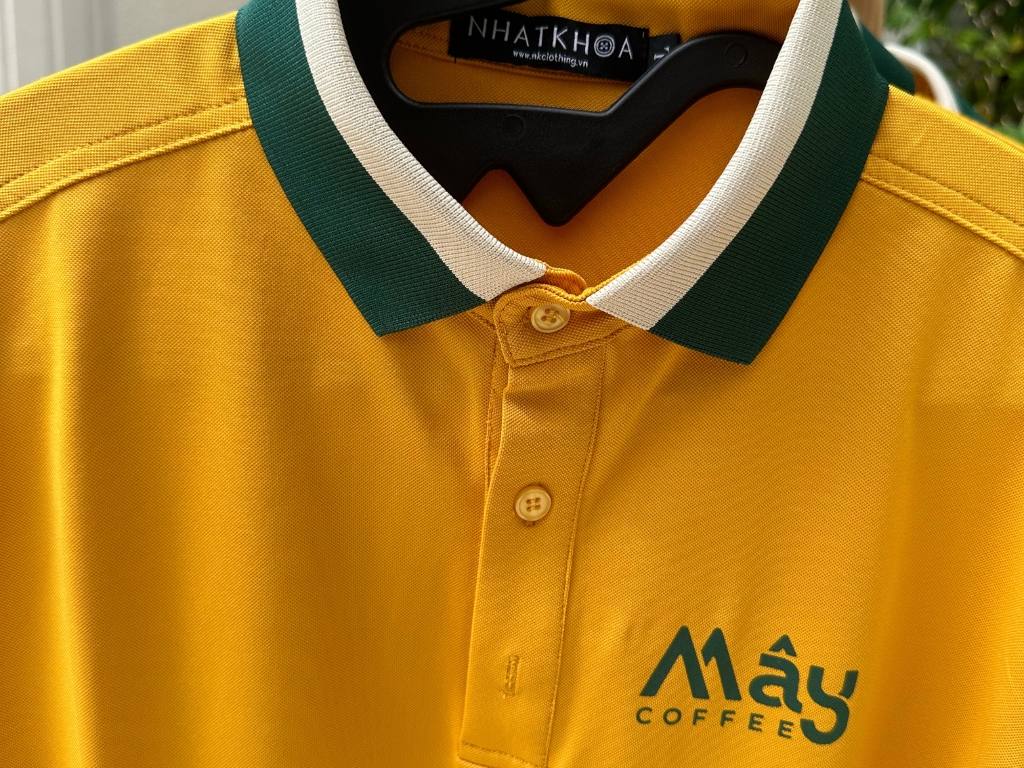 Bạn có thể chọn kỹ thuật in lụa nếu hình in áo nhóm là logo đơn giản