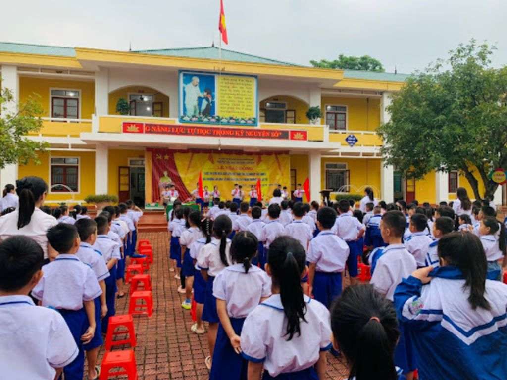 Đồng phục kết hợp với áo trắng là phần thân dưới thường có màu tối