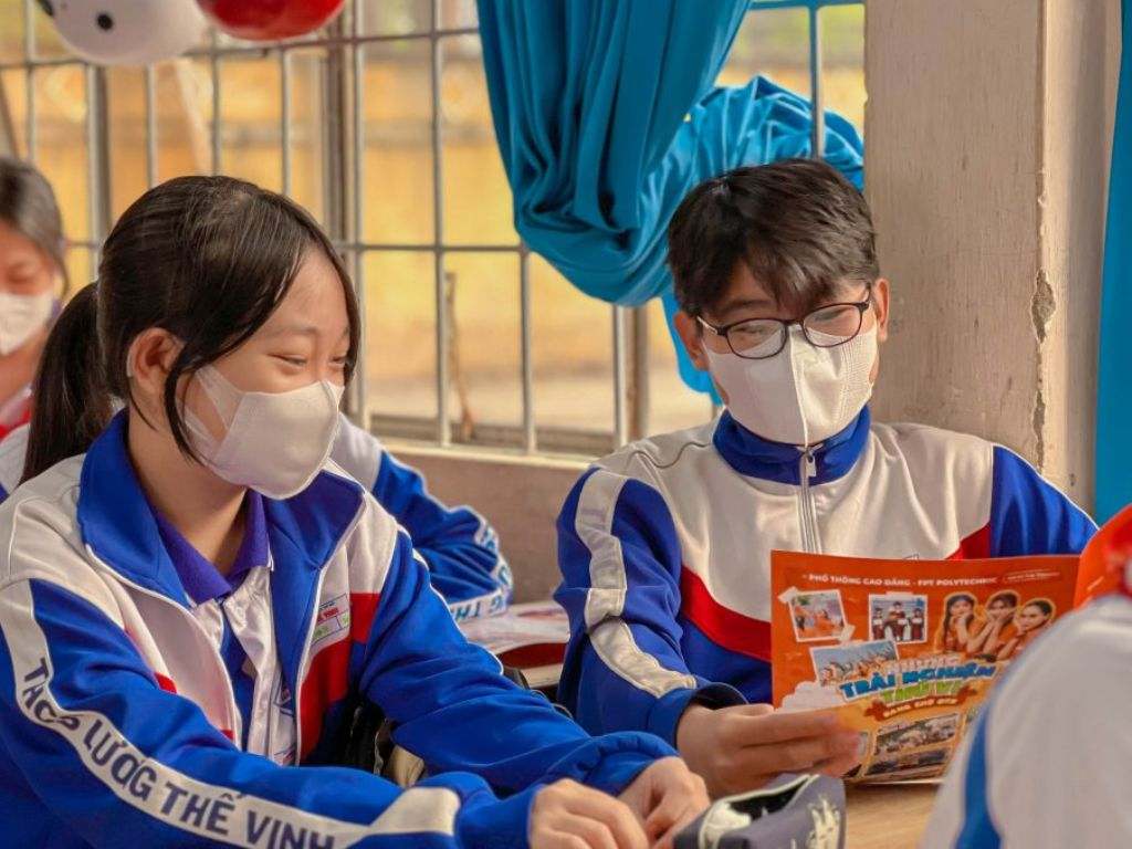 Đồng phục học sinh cấp 1 Việt Nam được in tên trường trên tay áo
