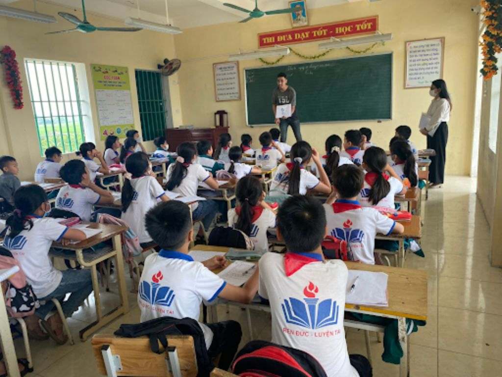 Áo học sinh cấp 1 giống nhau giúp giáo viên nhận biết được học sinh trường mình
