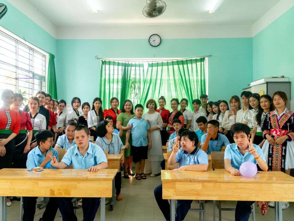 Áo học sinh cấp 1 thường được may theo một số kiểu dáng đơn giản