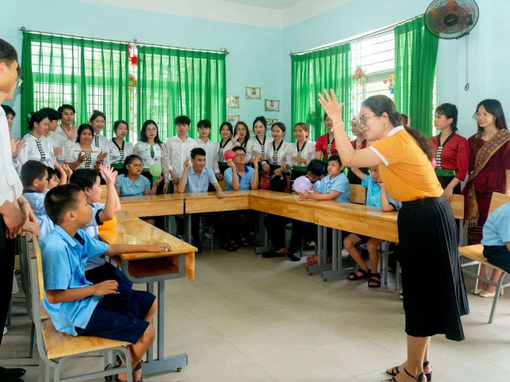 Áo học sinh cấp 1 được may chắc chắn giúp trẻ thoải mái hoạt động