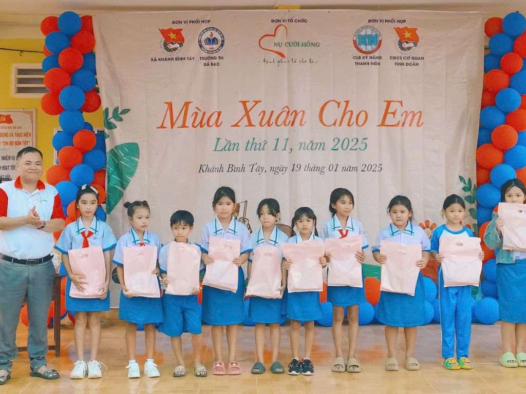Bạn cần chọn áo học sinh cấp 1 vừa vặn để trẻ trông gọn gàng hơn