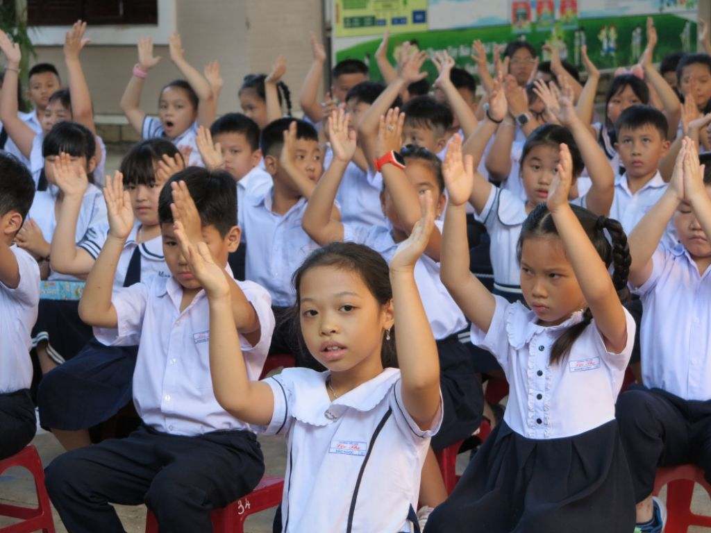 Họa tiết kẻ sọc đang được làm mới trong các mẫu váy học sinh cấp 1